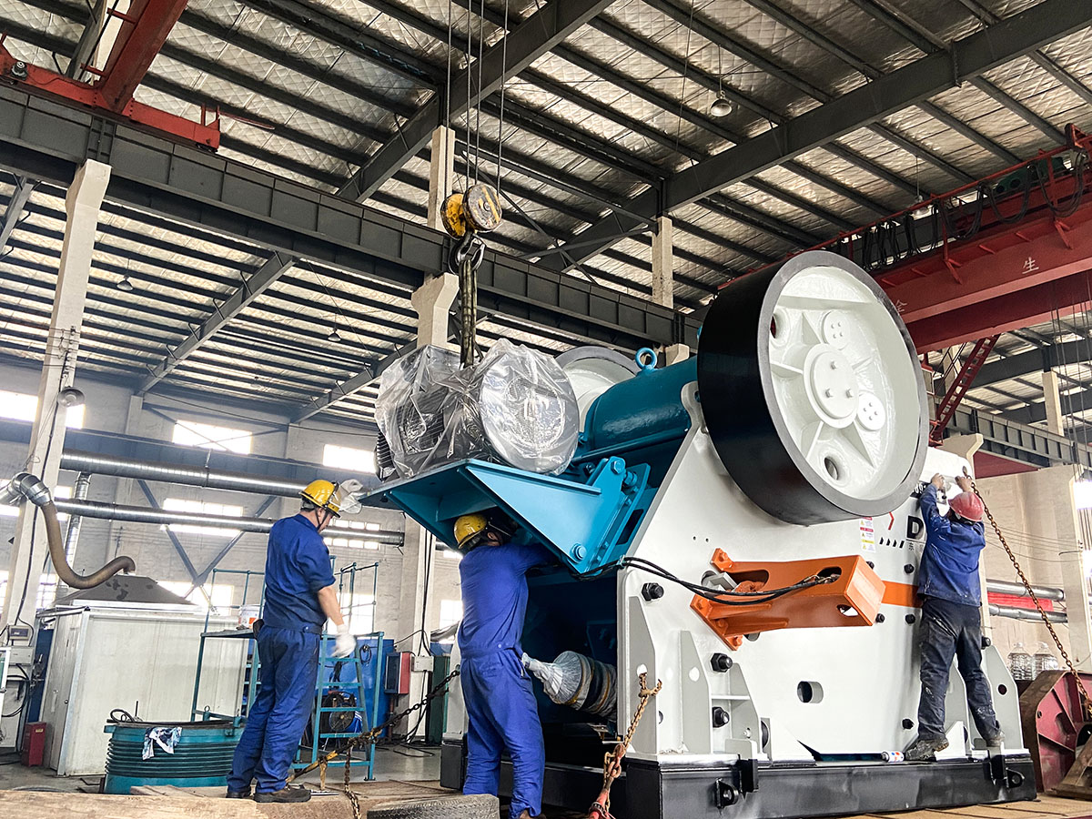 出發(fā)！上海東蒙DC歐版顎破、DCS單缸液壓圓錐破、DVSI95立軸沖擊破......火速發(fā)往前方，助力客戶花崗巖制砂生產(chǎn)